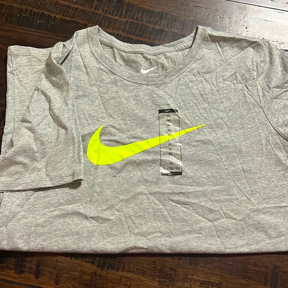 NWOT Nike Women’s tee